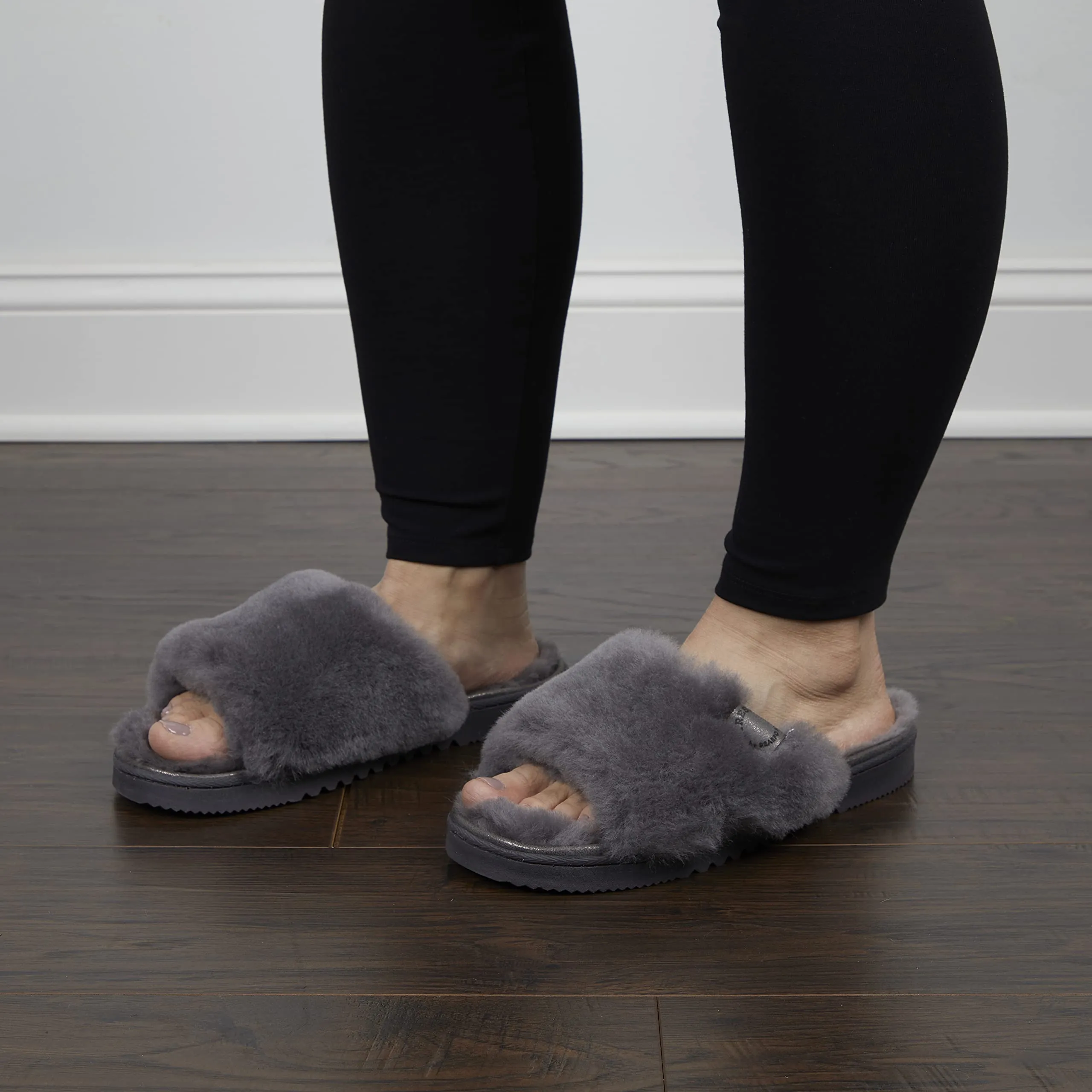 Dearfoams Women's Fireside Cairns Shearling Easy on/Off Slide Sandal Slipper, Grey, 8