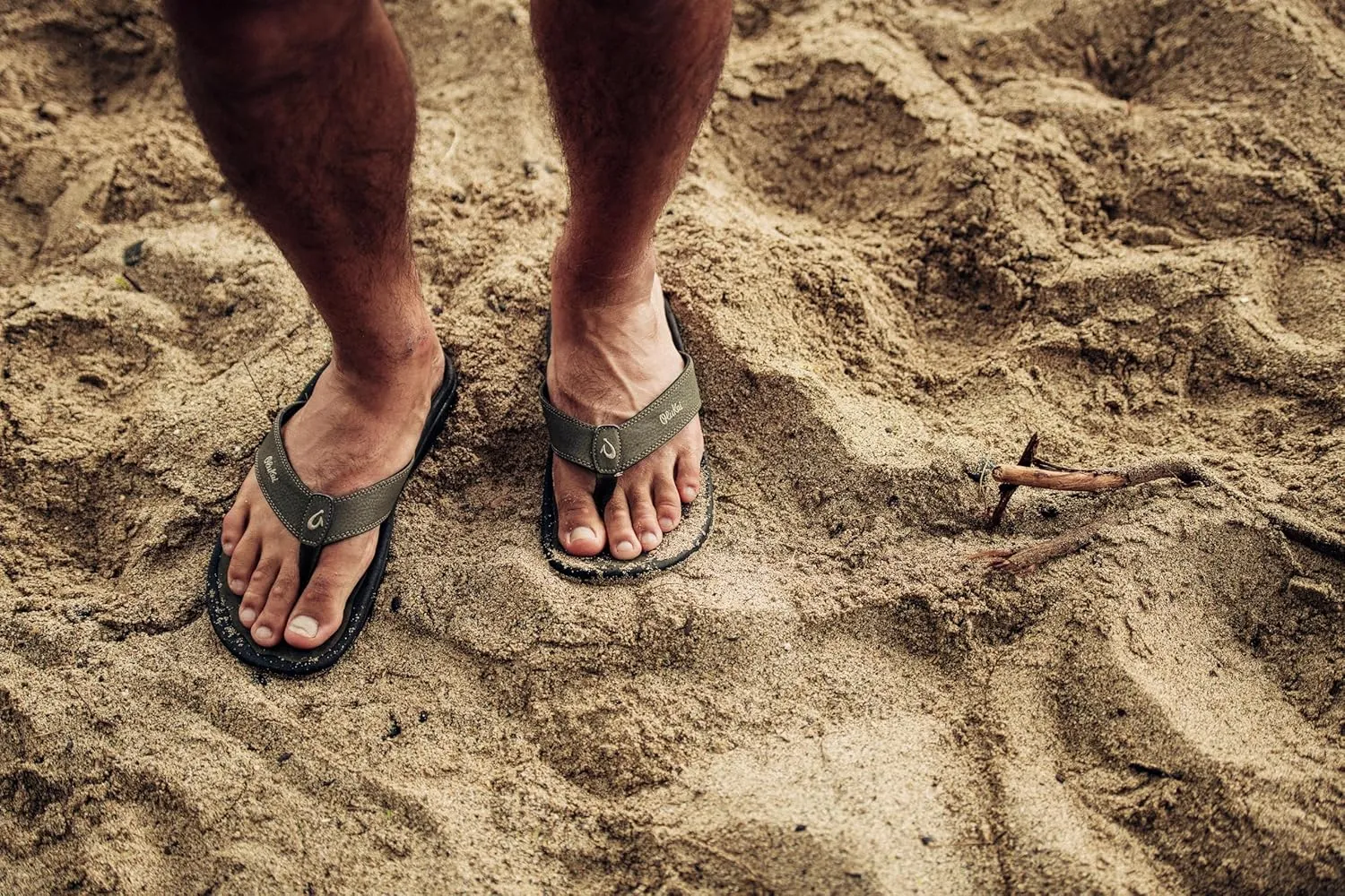 OLUKAI Ohana Men's Beach Sandals, Water Resistant Flip Flops, Arch Support & Comfort Fit, Lightweight & Durable, Enhanced Grip & Traction