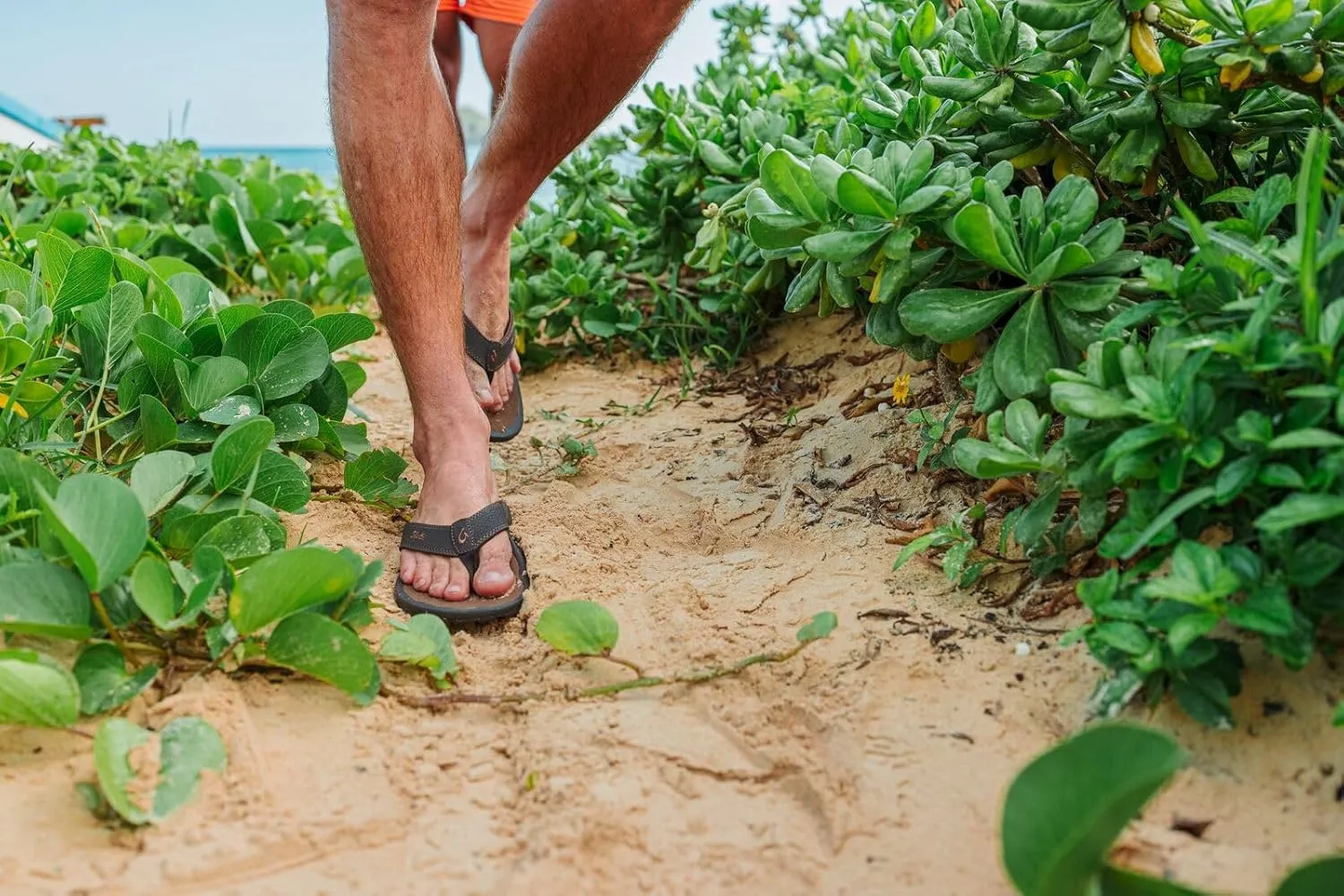 OLUKAI Ohana Men's Beach Sandals, Water Resistant Flip Flops, Arch Support & Comfort Fit, Lightweight & Durable, Enhanced Grip & Traction
