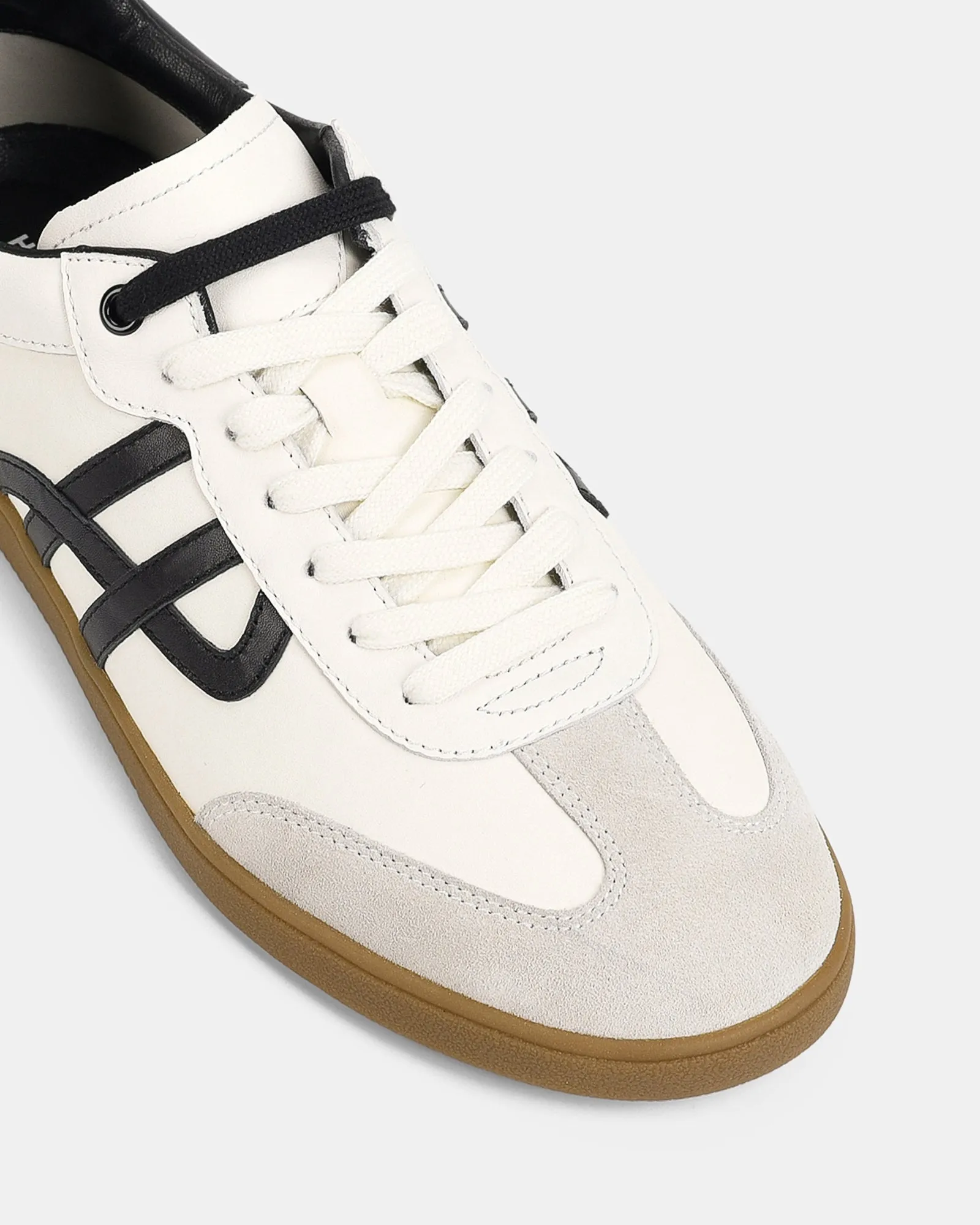 Trackside M White/ Black